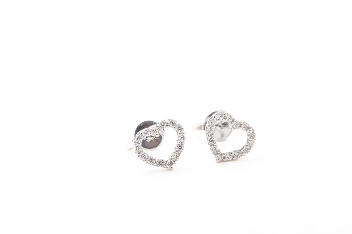 Aretes corazón con diamantes