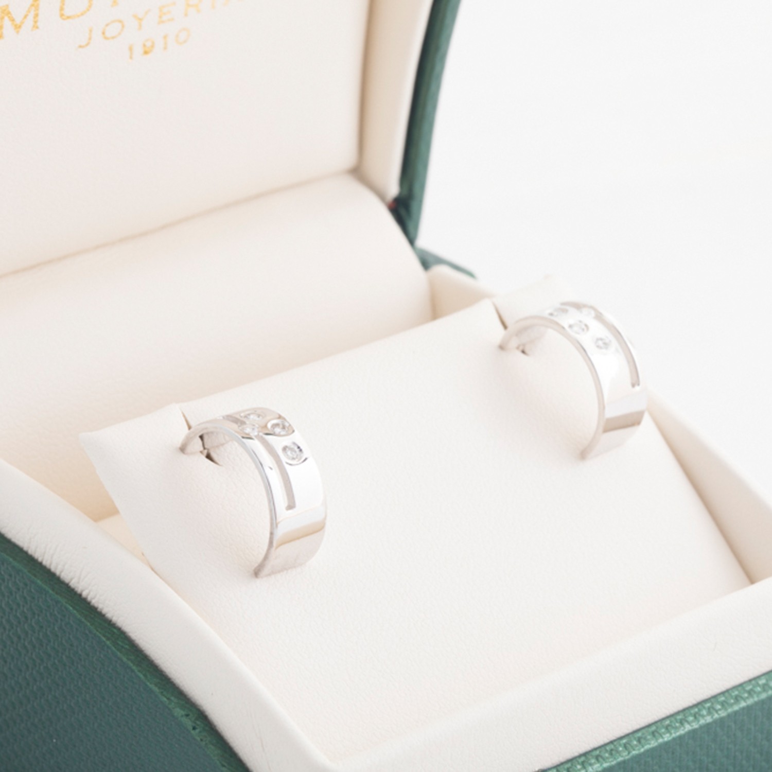 Aretes en oro blanco de 18Kt. con diamantes