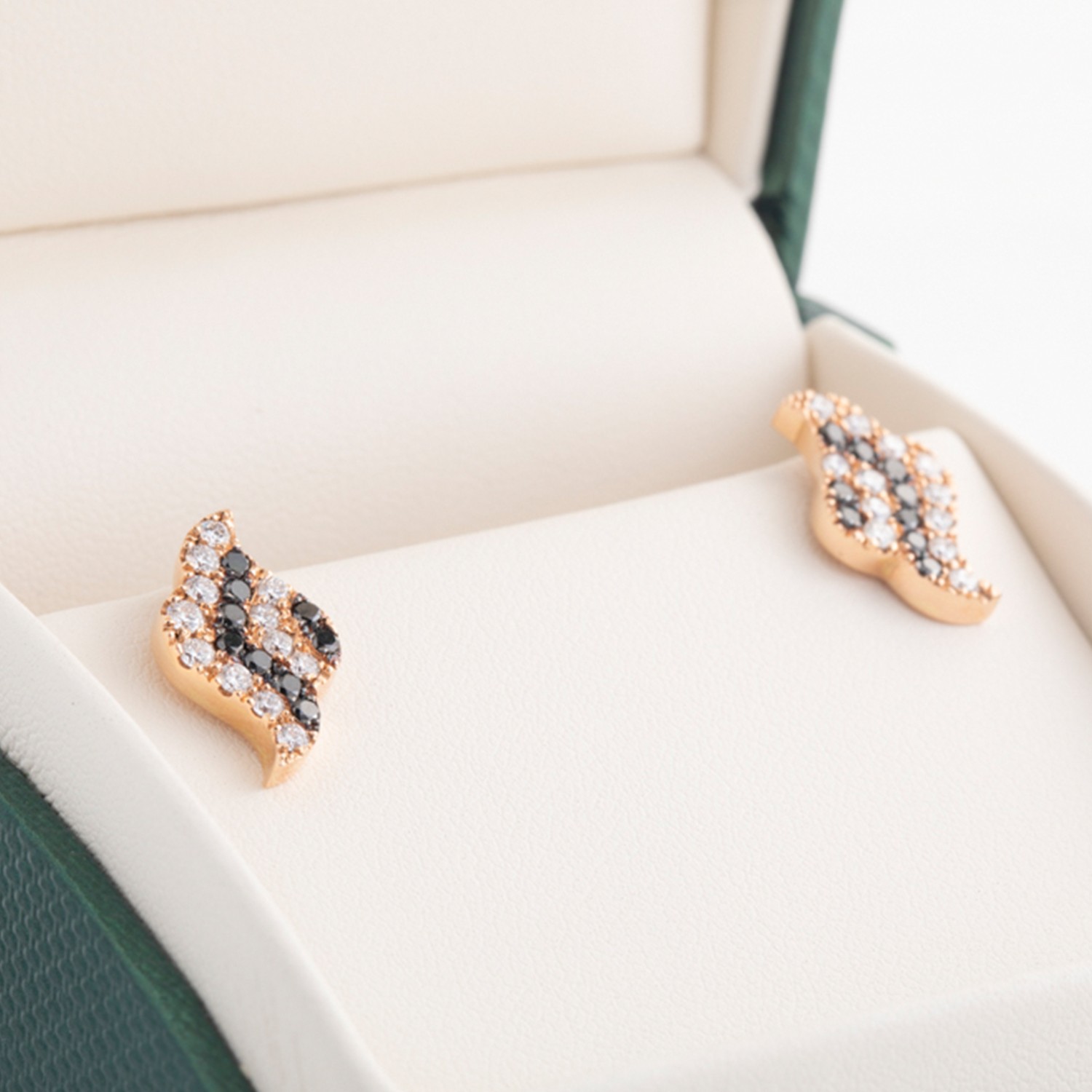 Aretes en oro de rosa de 18Kt. con diamantes