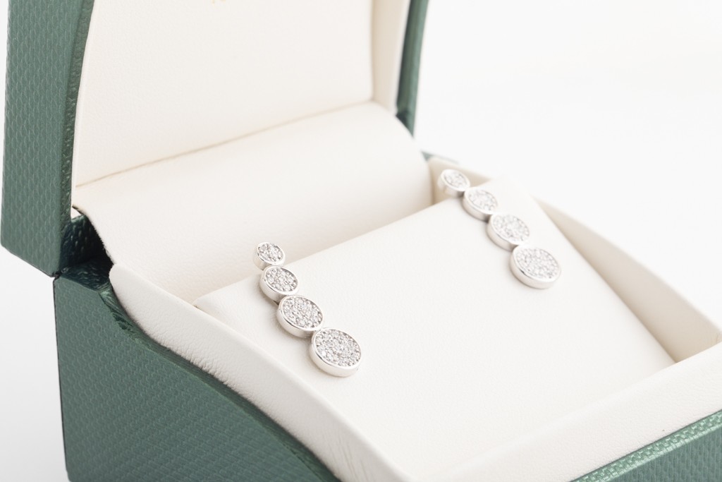 Aretes en oro blanco de 18Kt. con diamantes