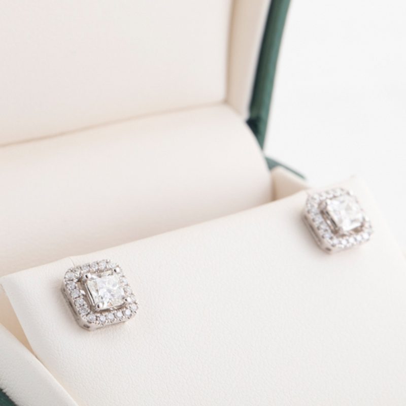 Aretes en oro blanco de 18Kt. con diamantes