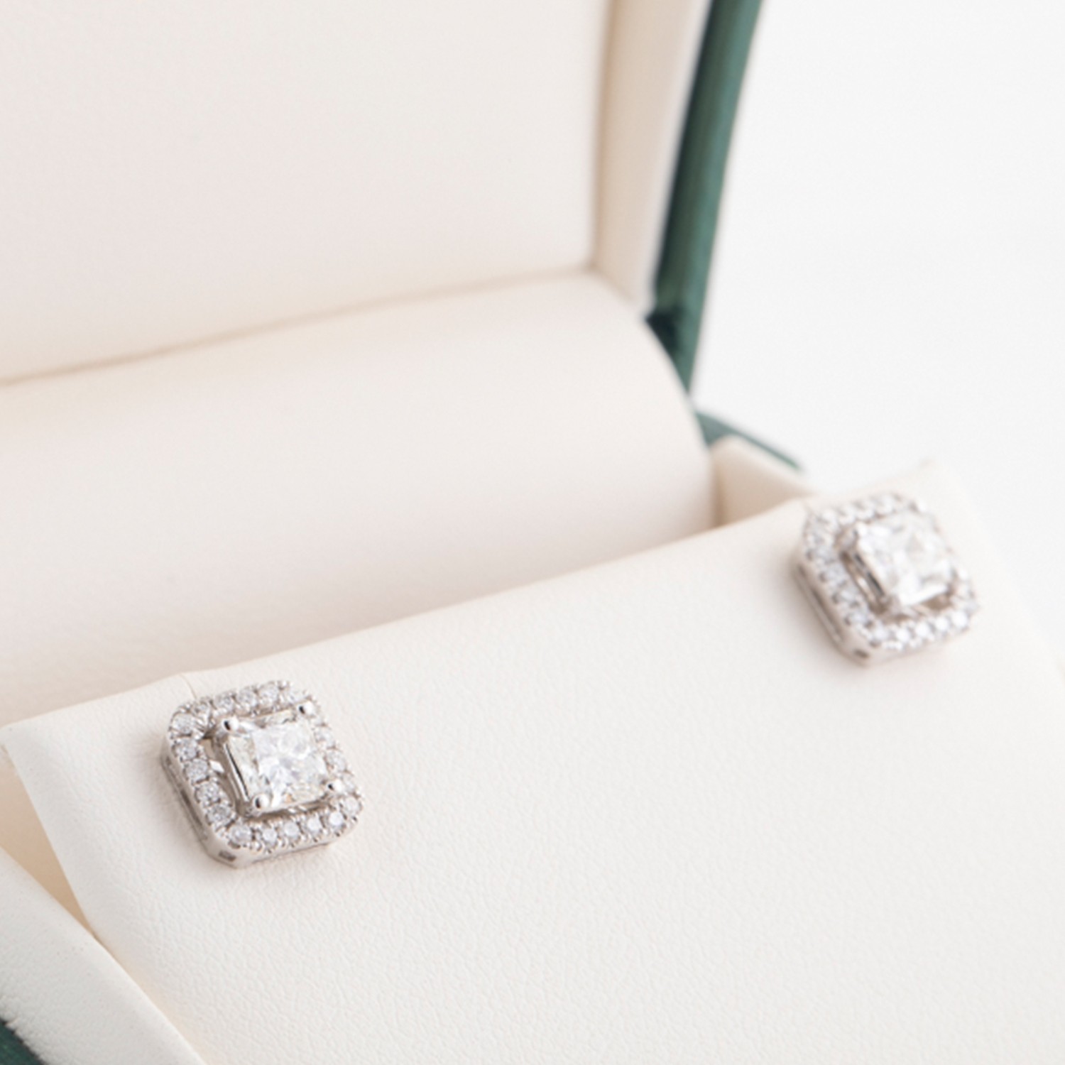 Aretes en oro blanco de 18Kt. con diamantes