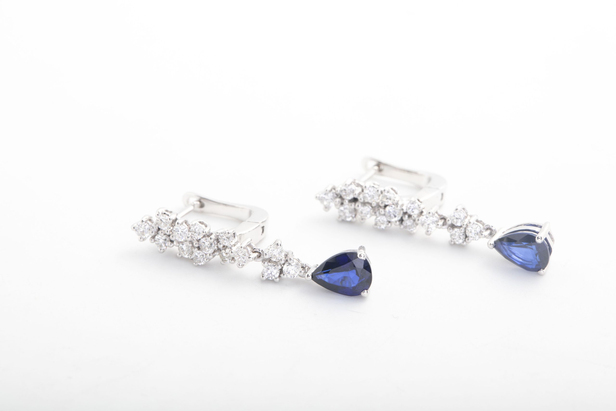 Aretes colgantes con zafiros y brillantes