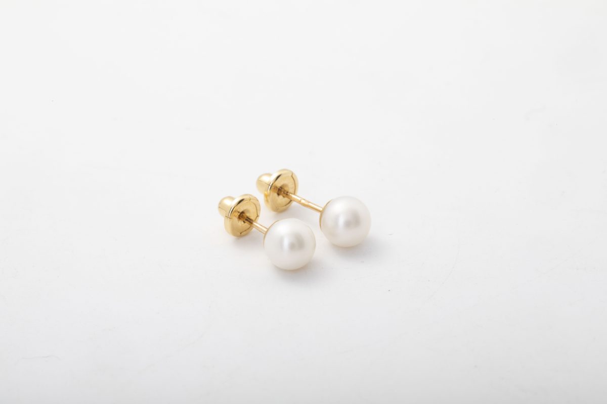 Par de aretes con perlas