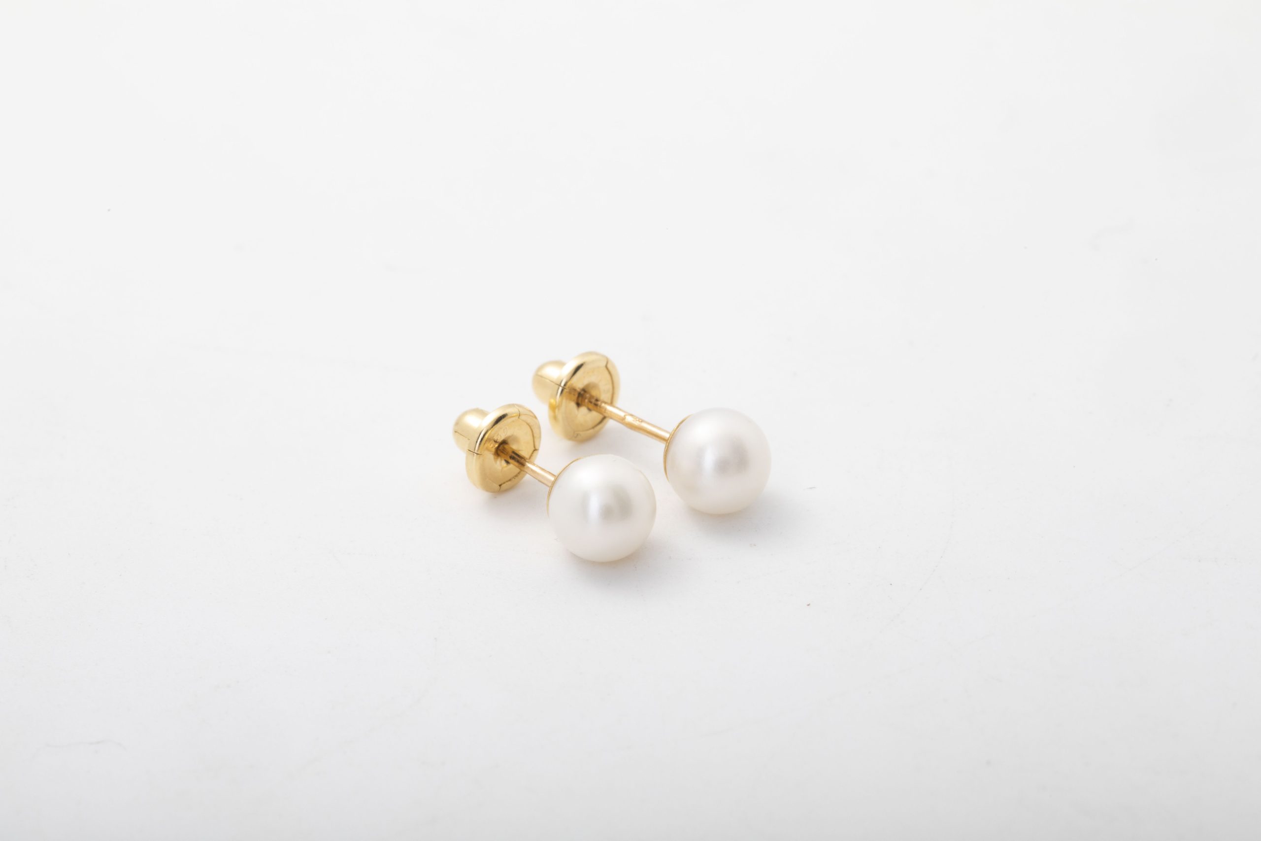Par de aretes con perlas