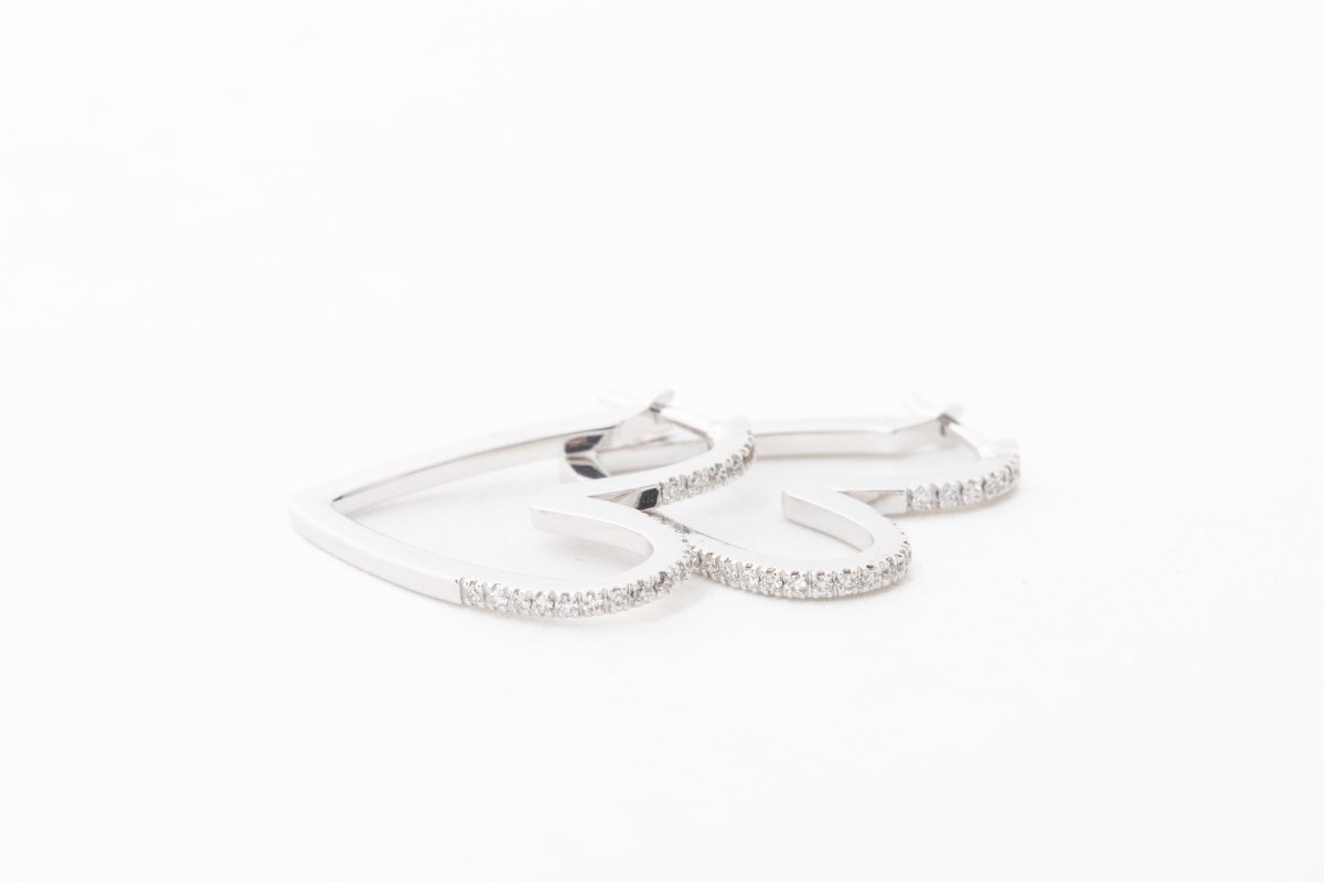Aretes LOVE en oro blanco
