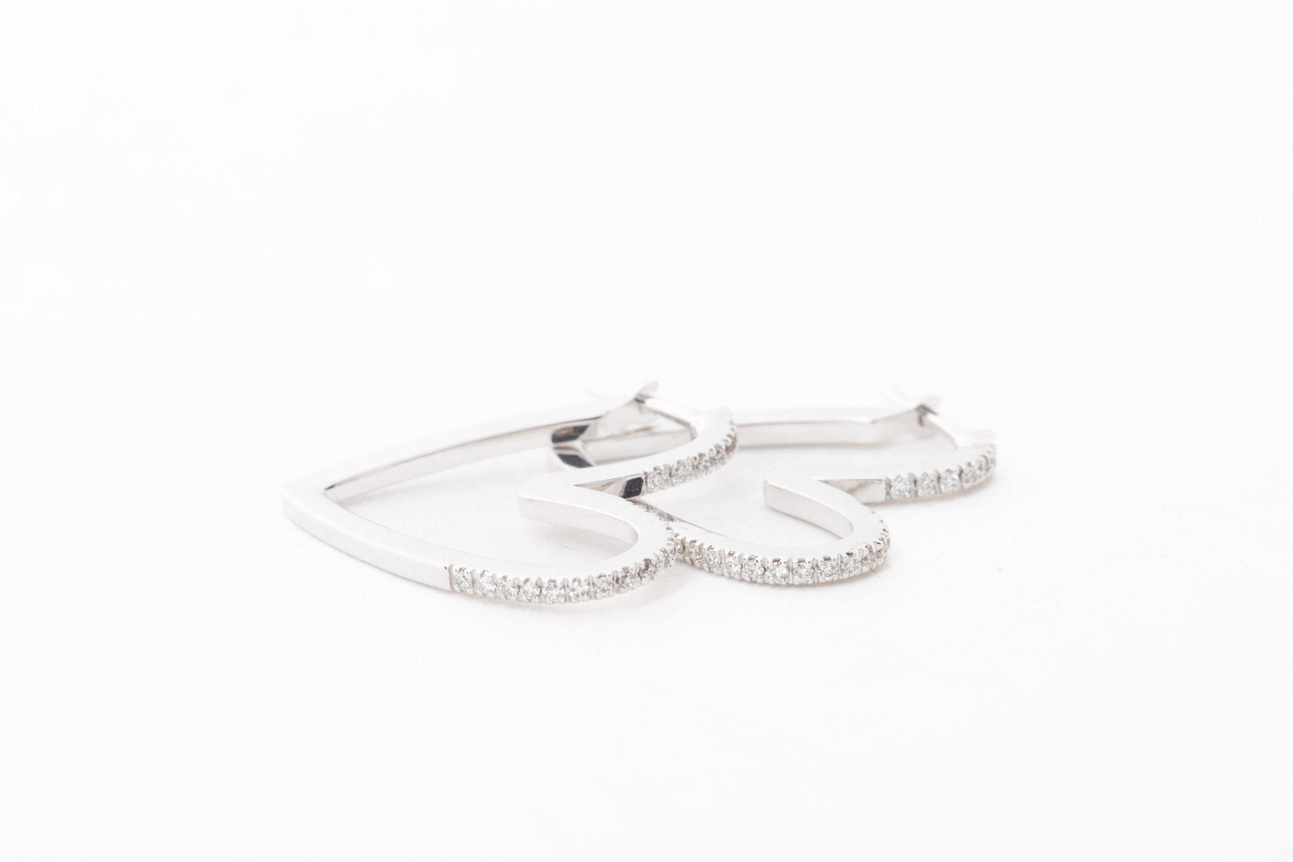 Aretes LOVE en oro blanco