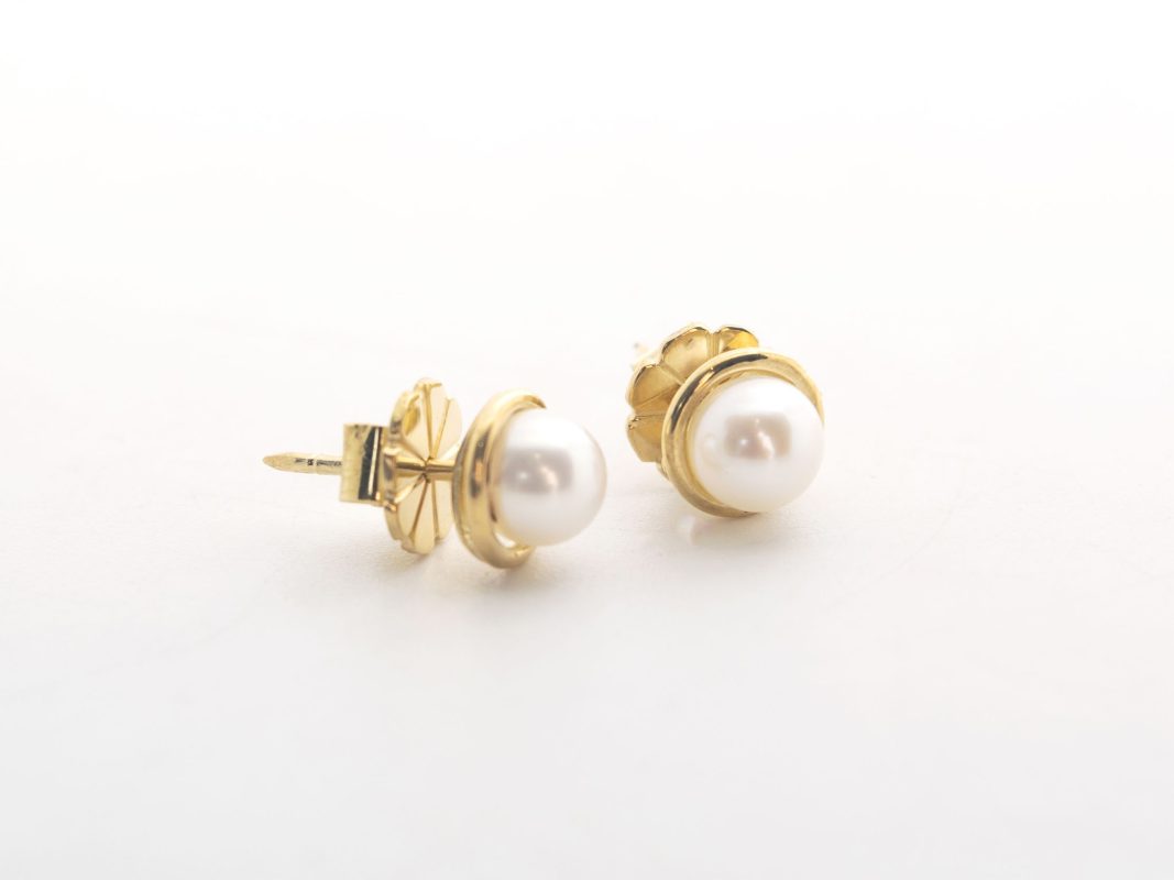 Aretes de perla en oro amarillo