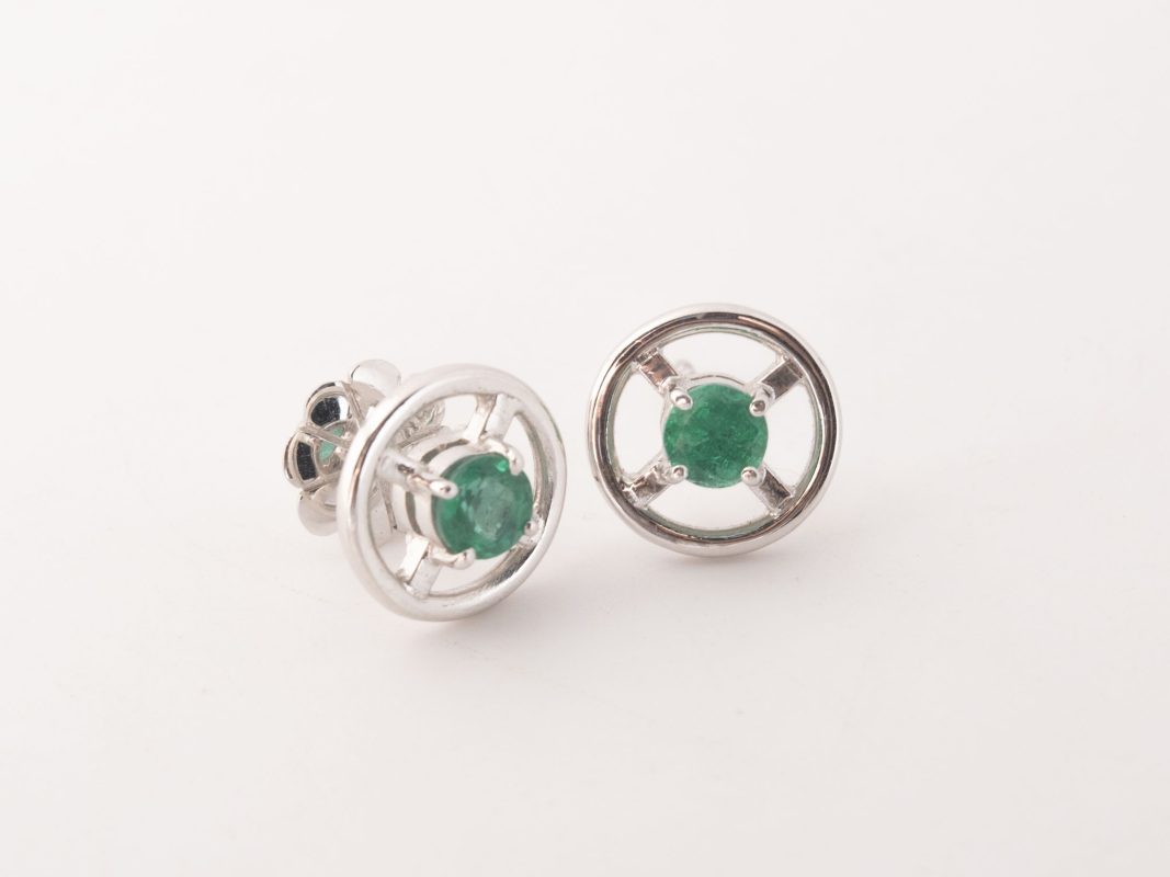 Aretes con esmeraldas en oro blanco