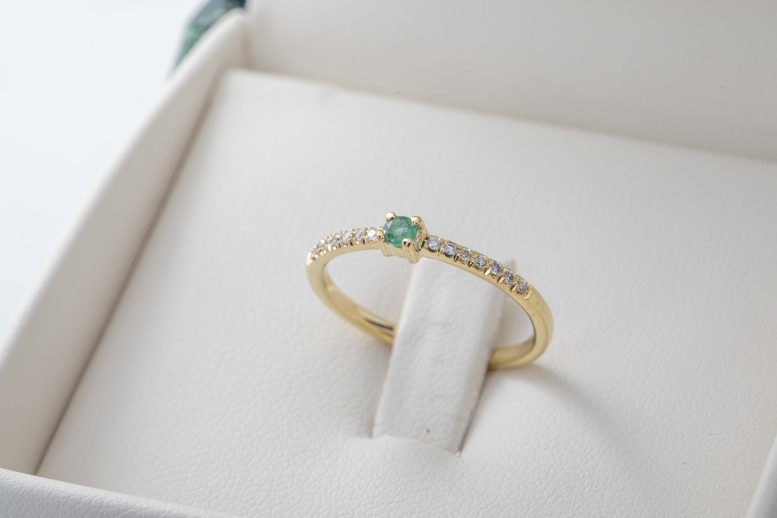 Anillo con esmeralda y brillantes
