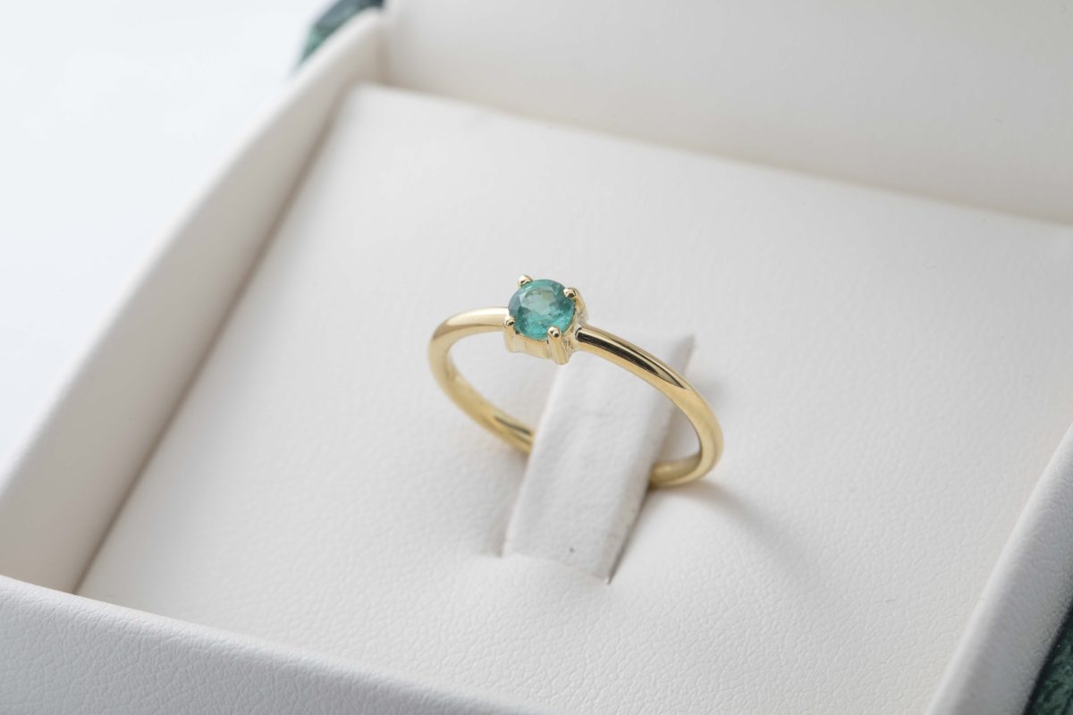 Anillo con esmeralda