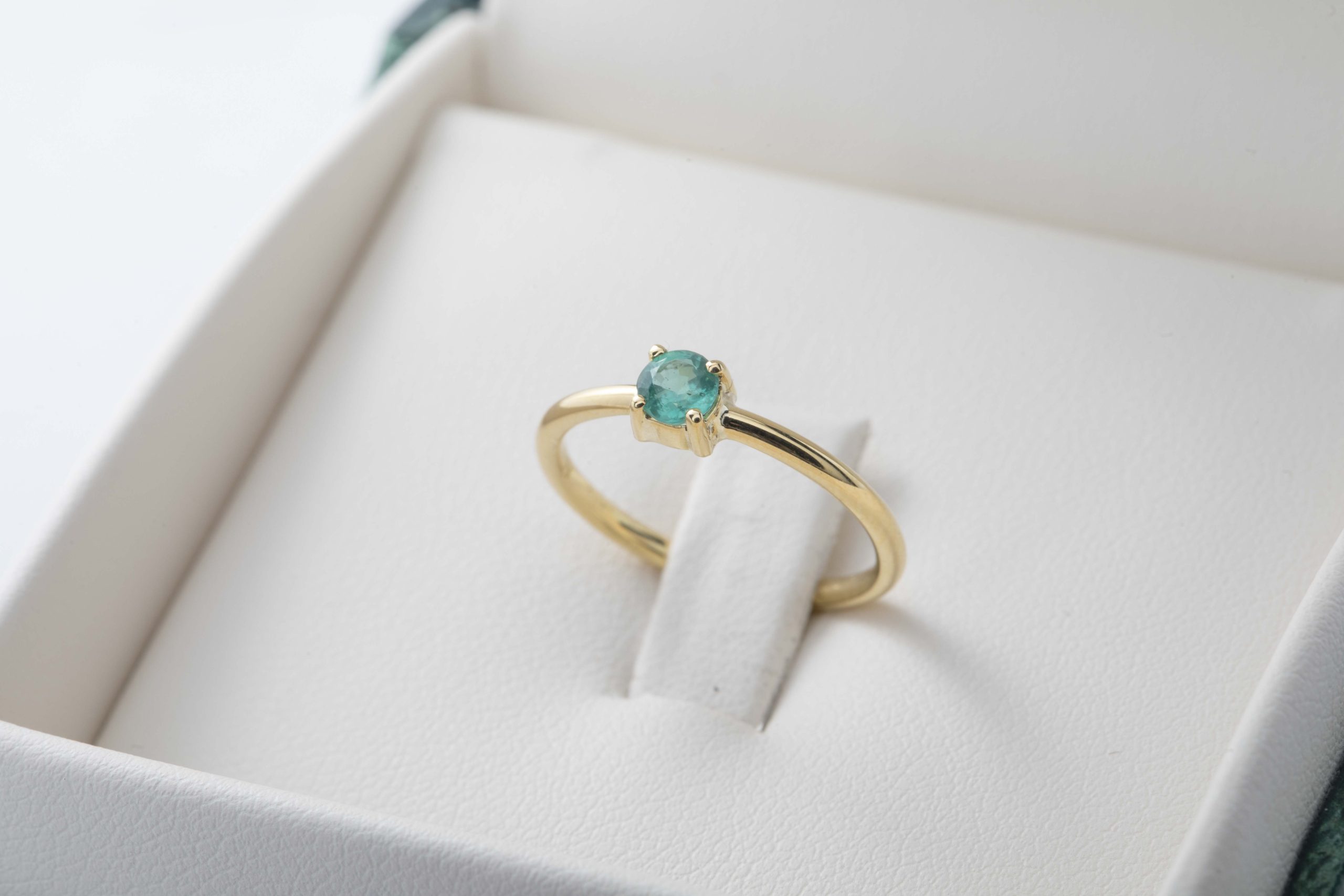 Anillo con esmeralda
