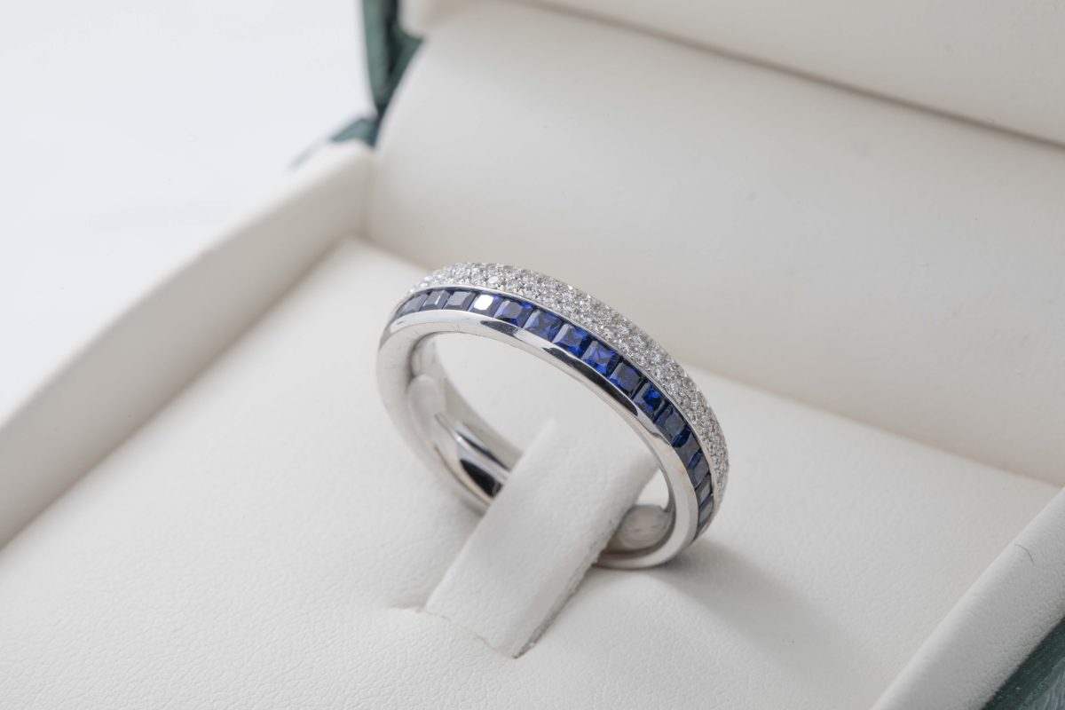 Anillo con diamantes y zafiros