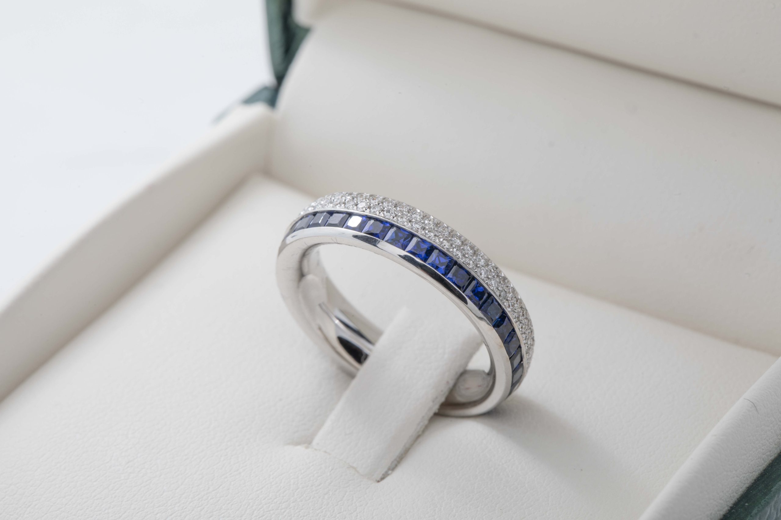 Anillo con diamantes y zafiros