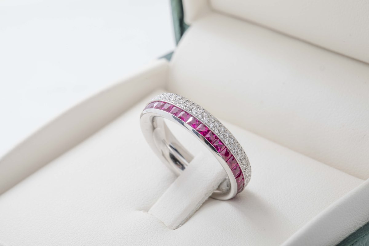 Anillo con diamantes y rubís