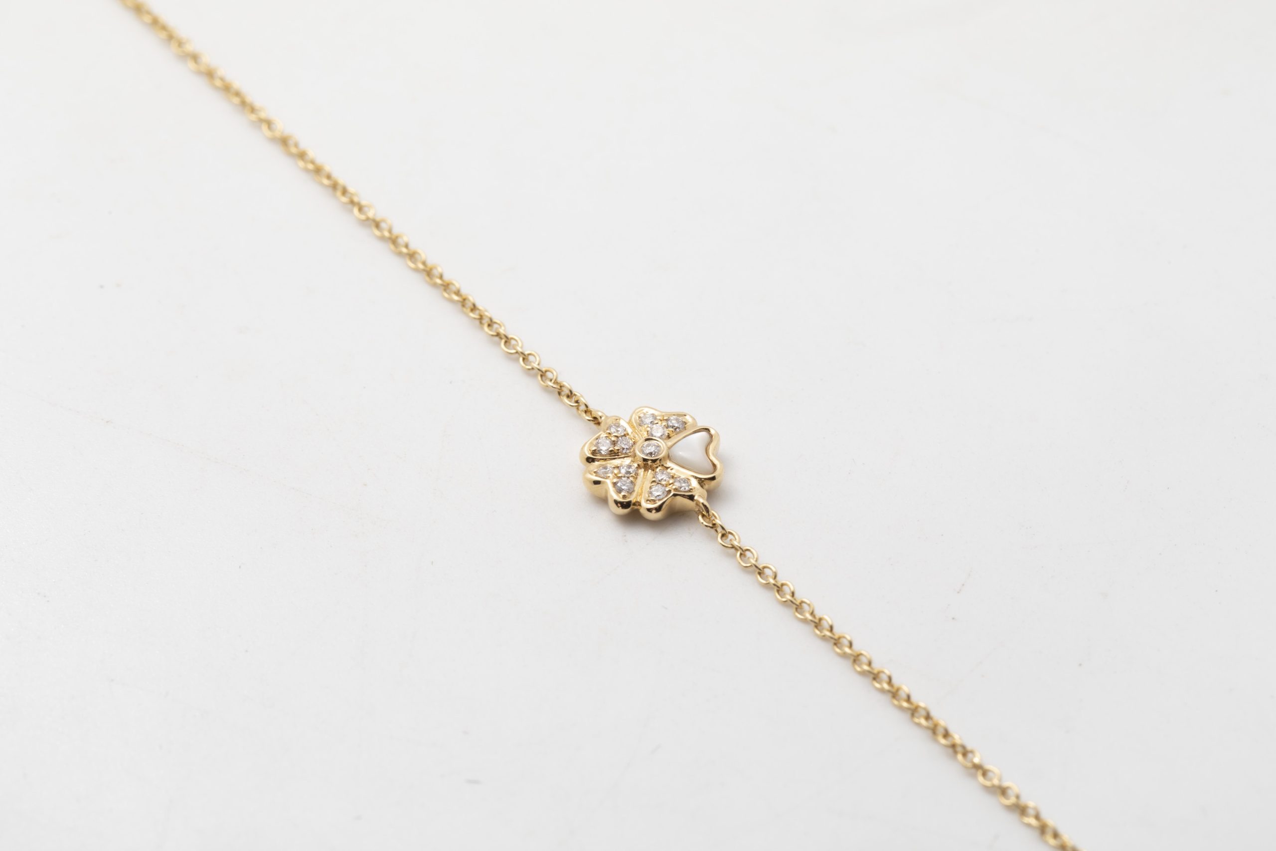 Pulsera flor con nácar y diamantes