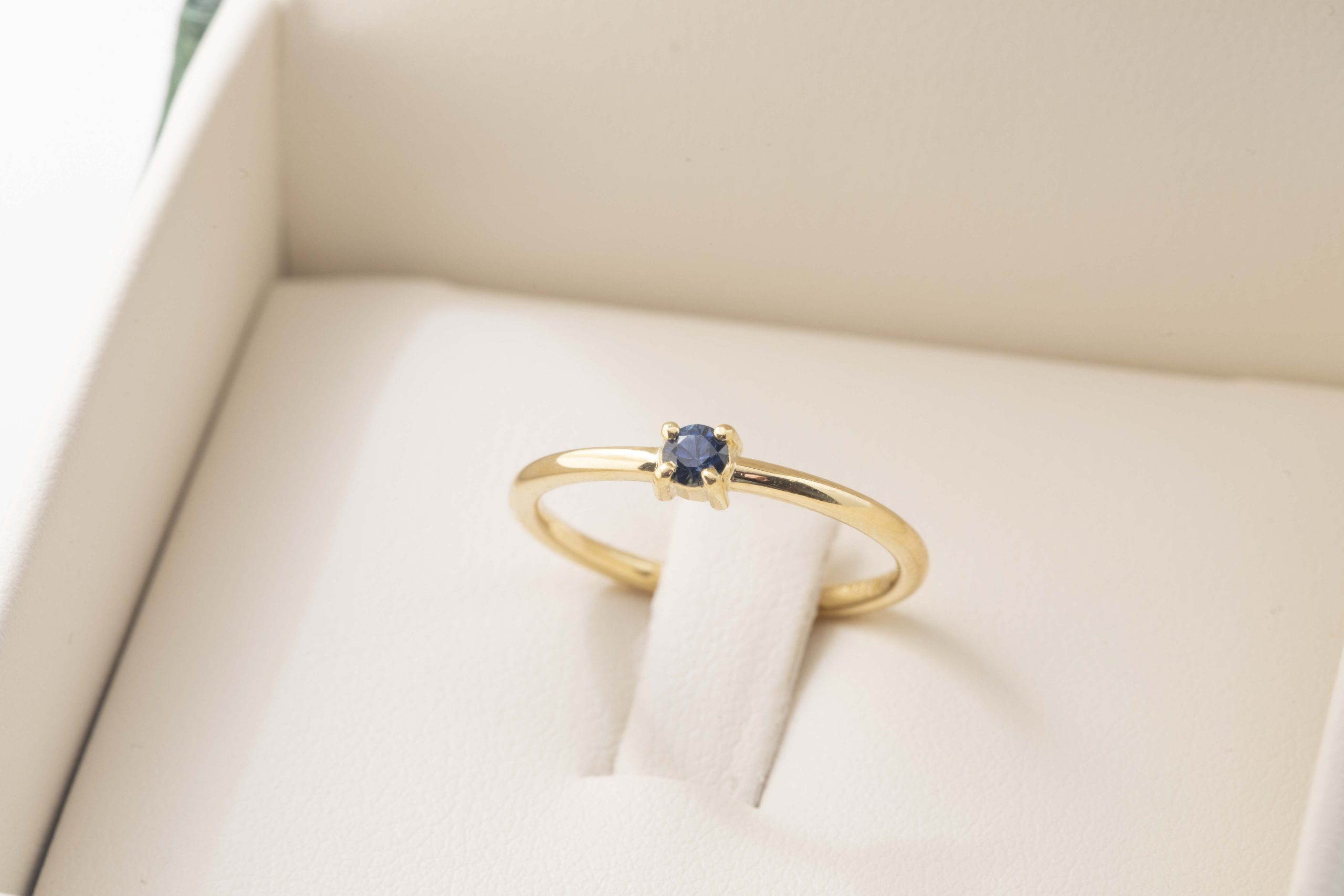 Anillo con un zafiro