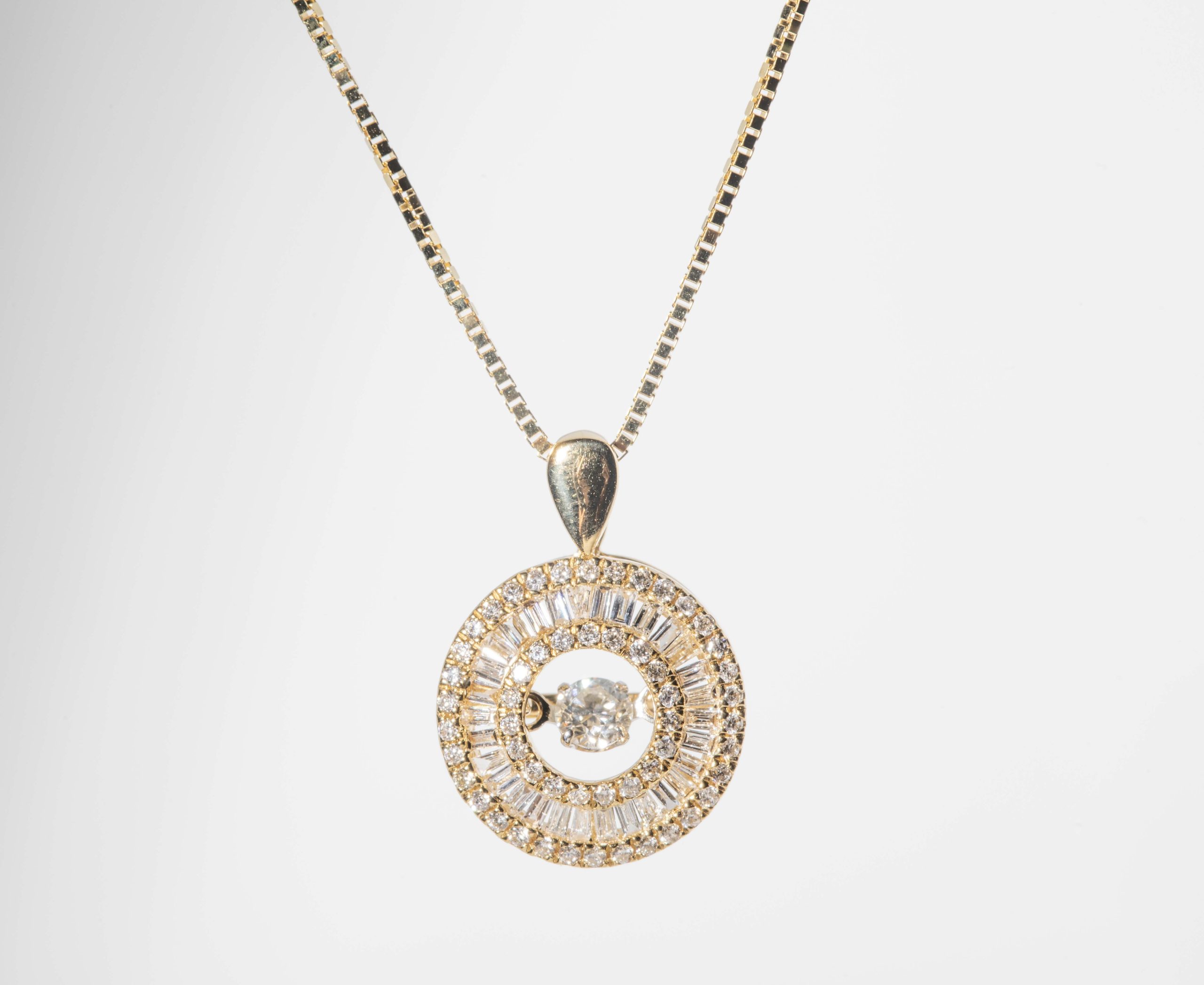Collar circulo con diamantes