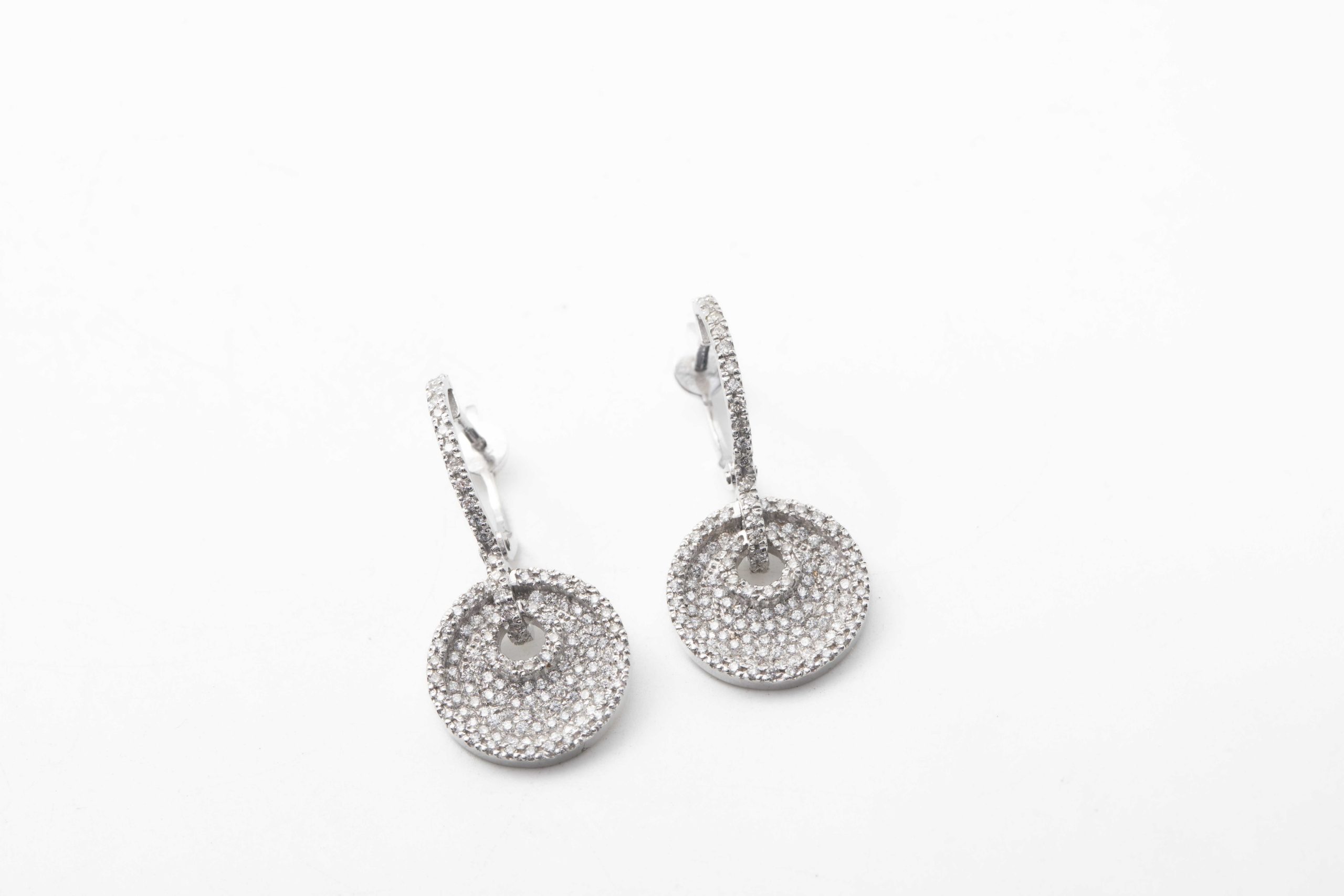 Aretes colgantes con diamantes