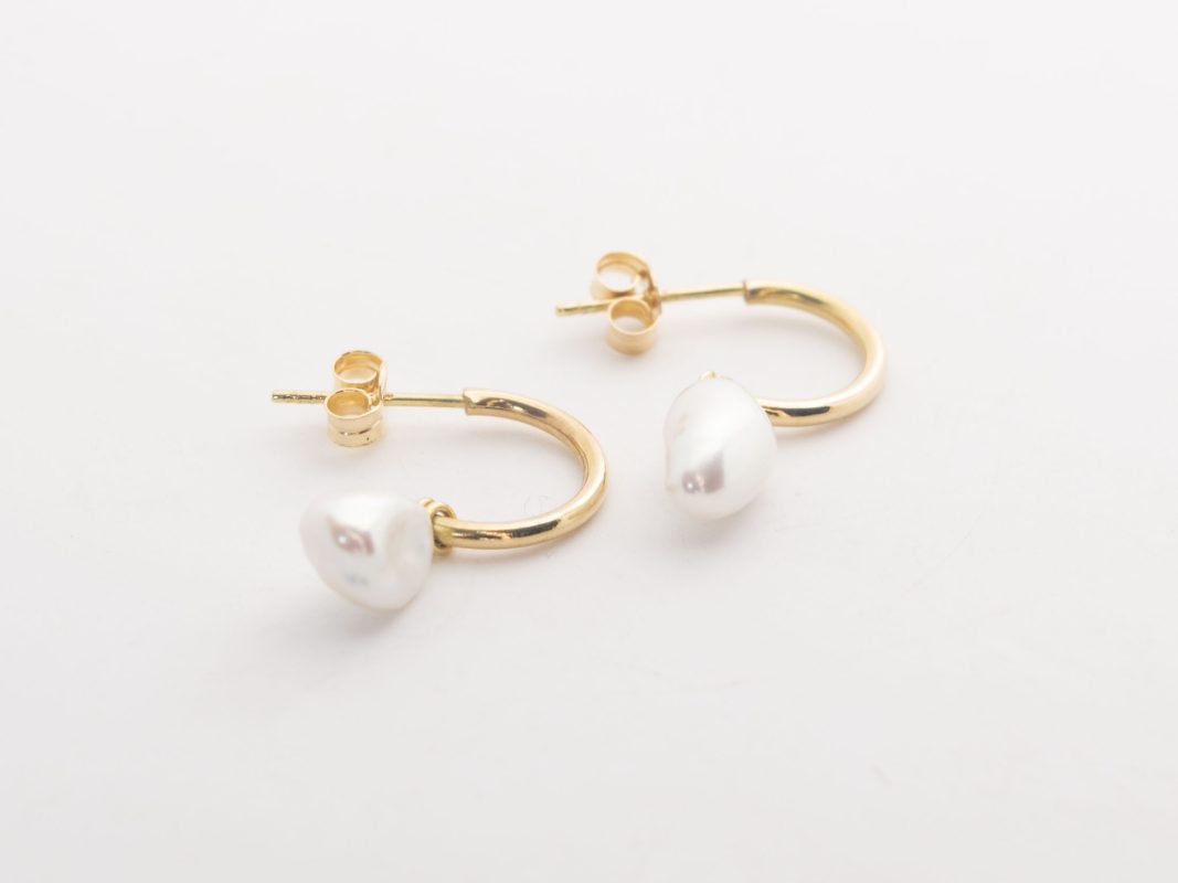 Aretes colgantes con una perla barroca