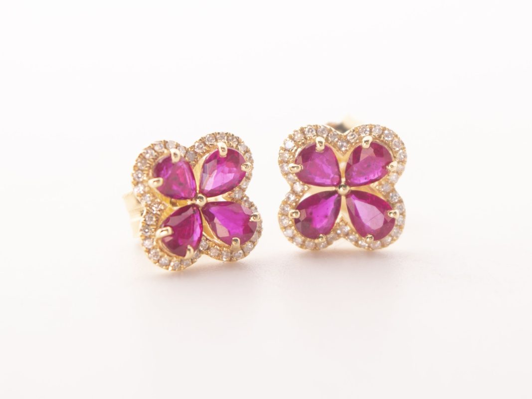 Aretes flor con rubís