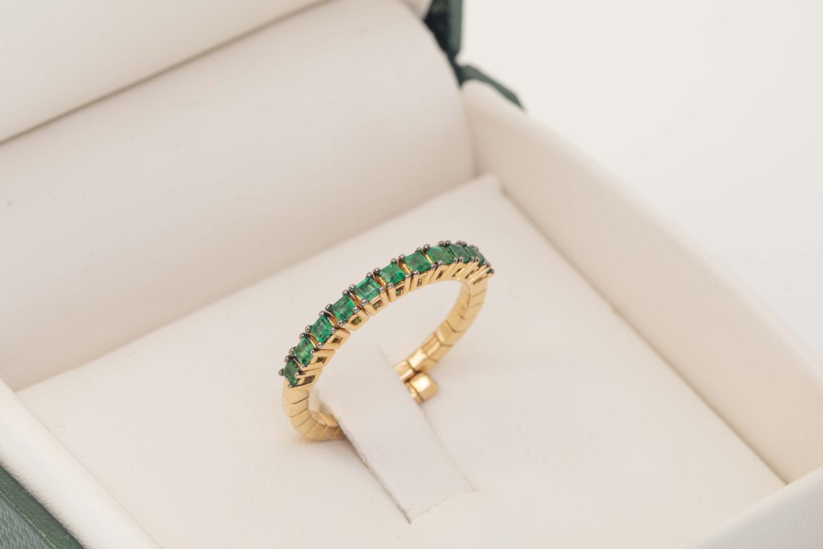 Anillo con esmeraldas