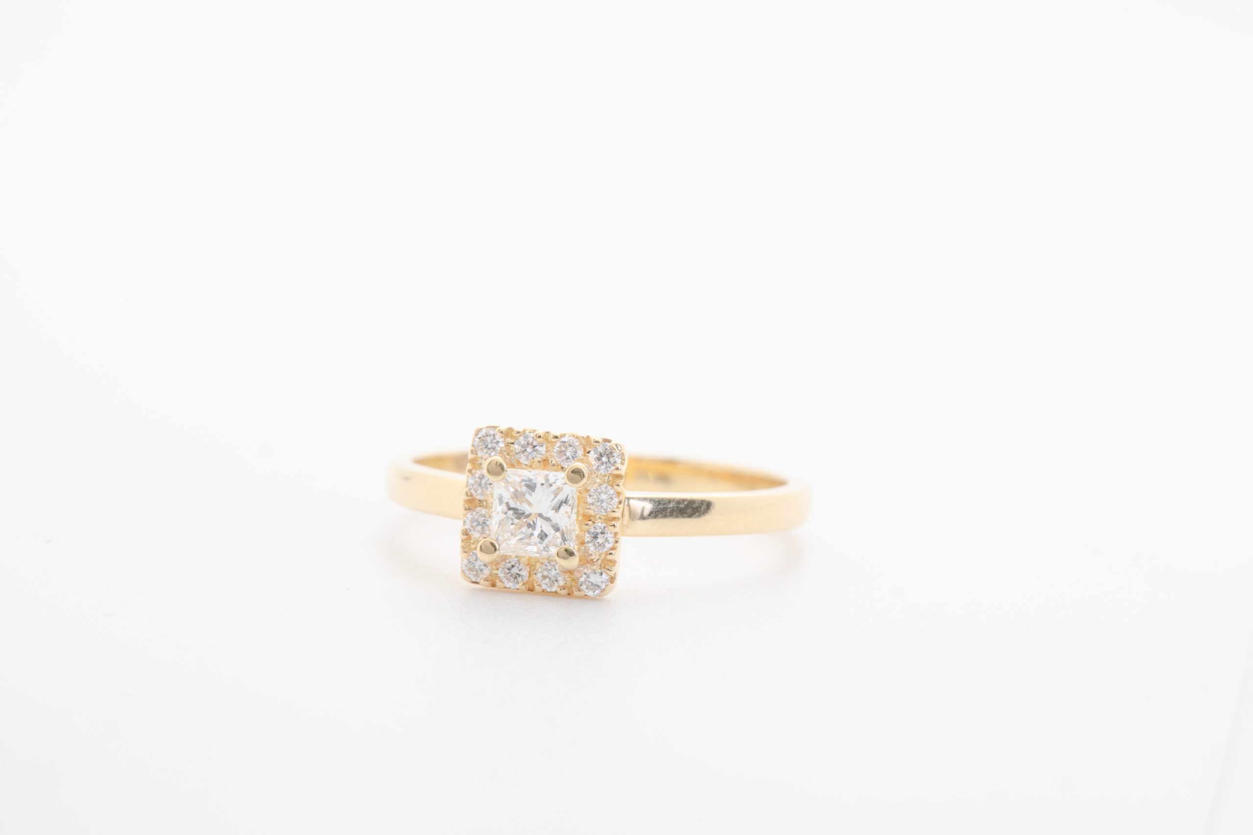 Anillo de compromiso con diamante cuadrado 0.30Ct.