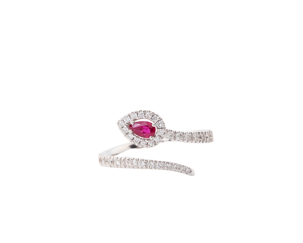 Anillo con rubís y diamantes