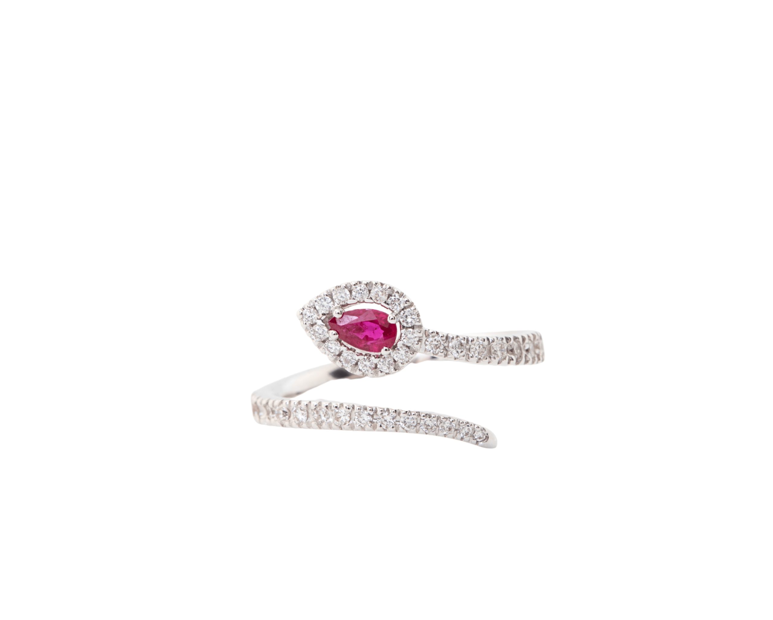 Anillo con rubís y diamantes