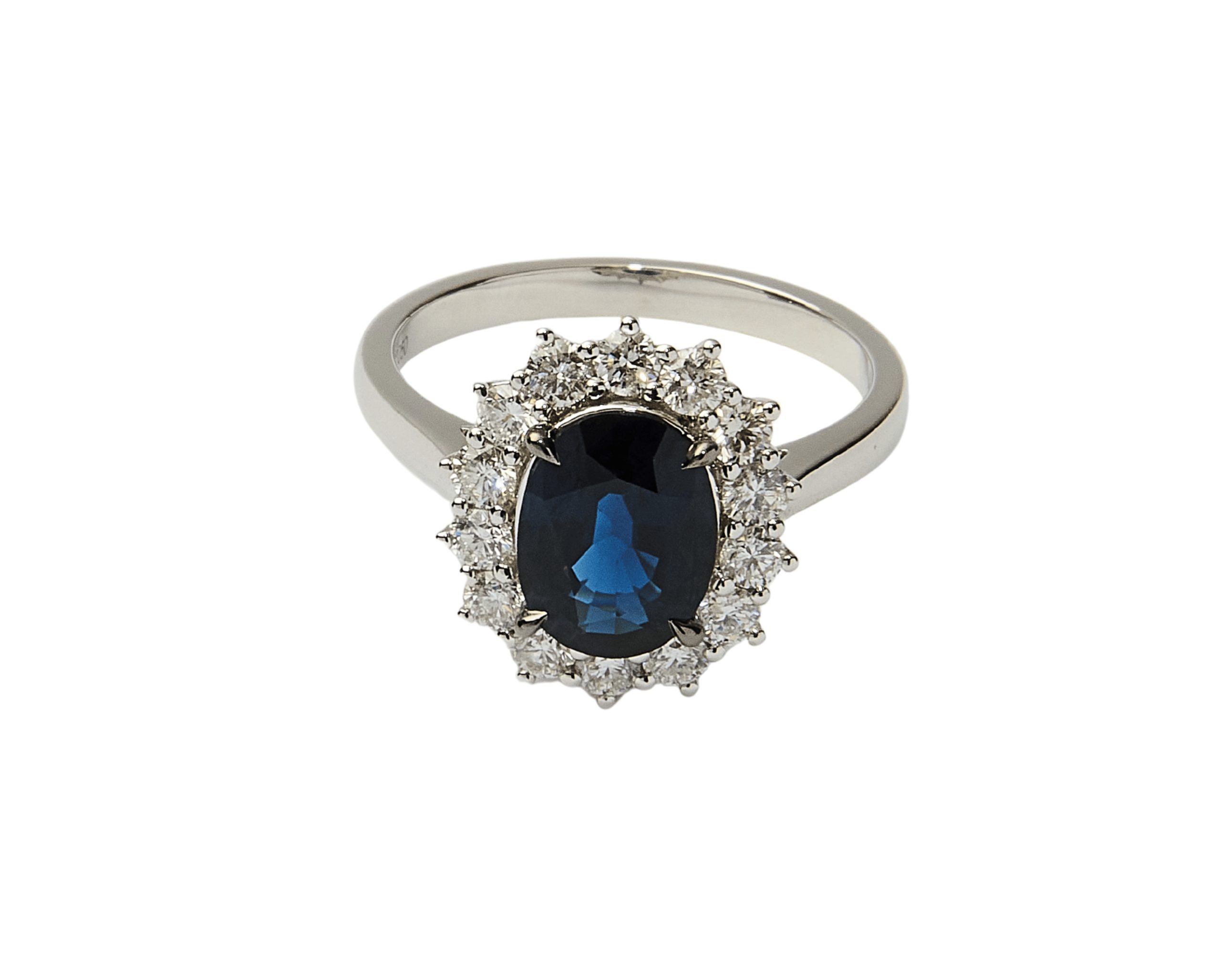Anillo con un zafiro y diamantes