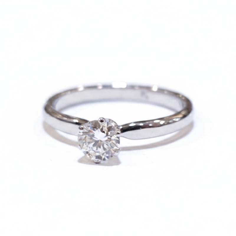 Anillo de compromiso con brillante de 0.44ct