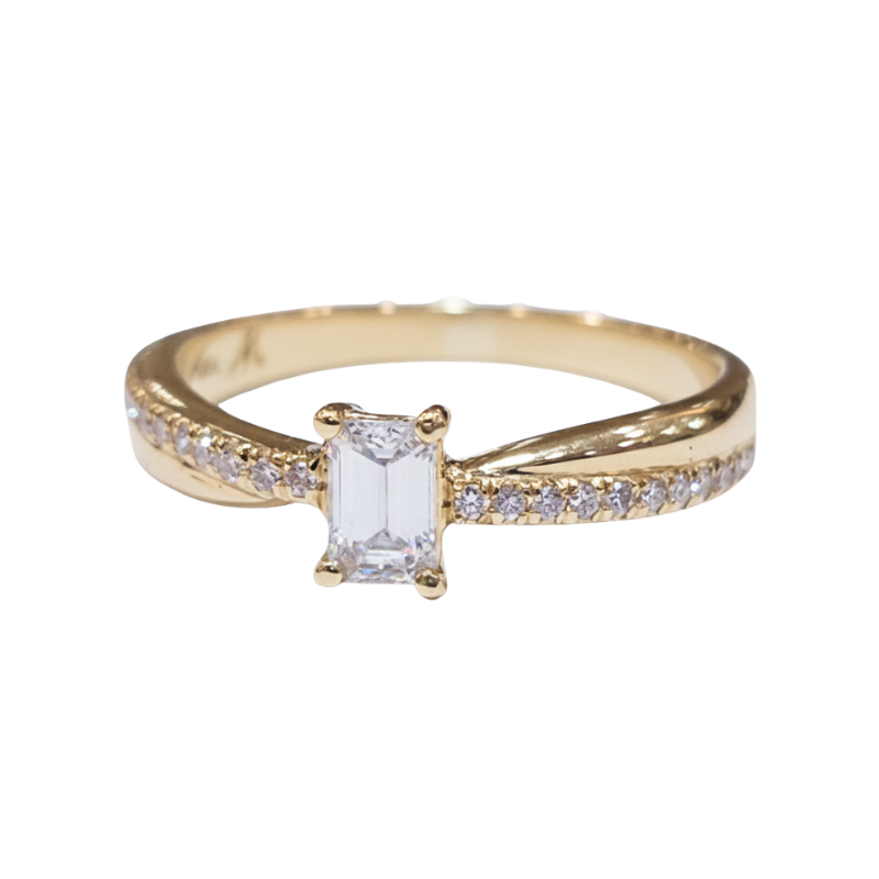 Anillo de compromiso con baguette central 0.30ct