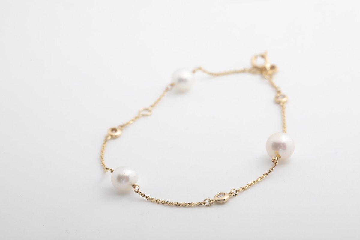 Pulsera con perlas y brillantes