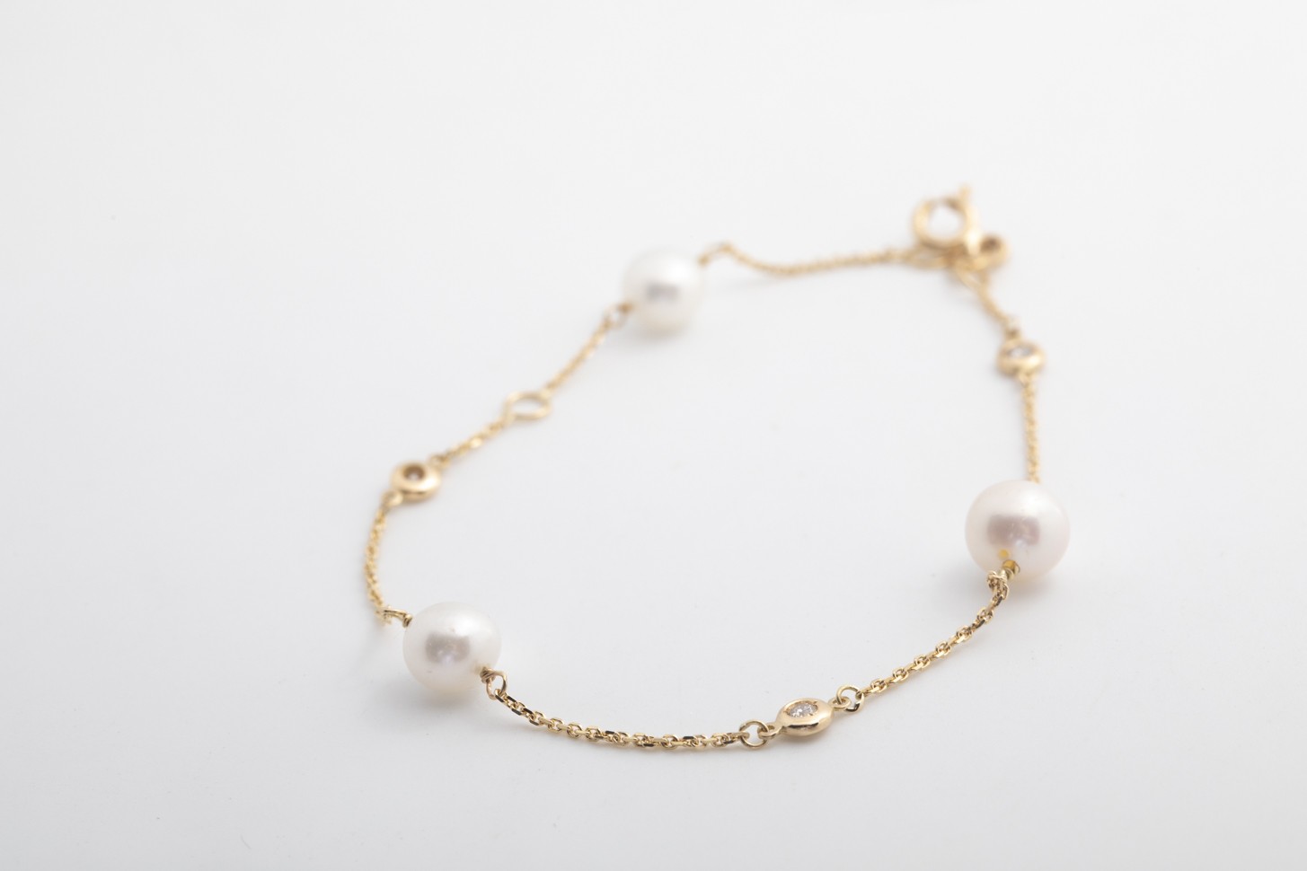 Pulsera con perlas y brillantes