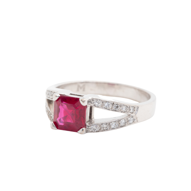 Anillo con rubí y brillantes