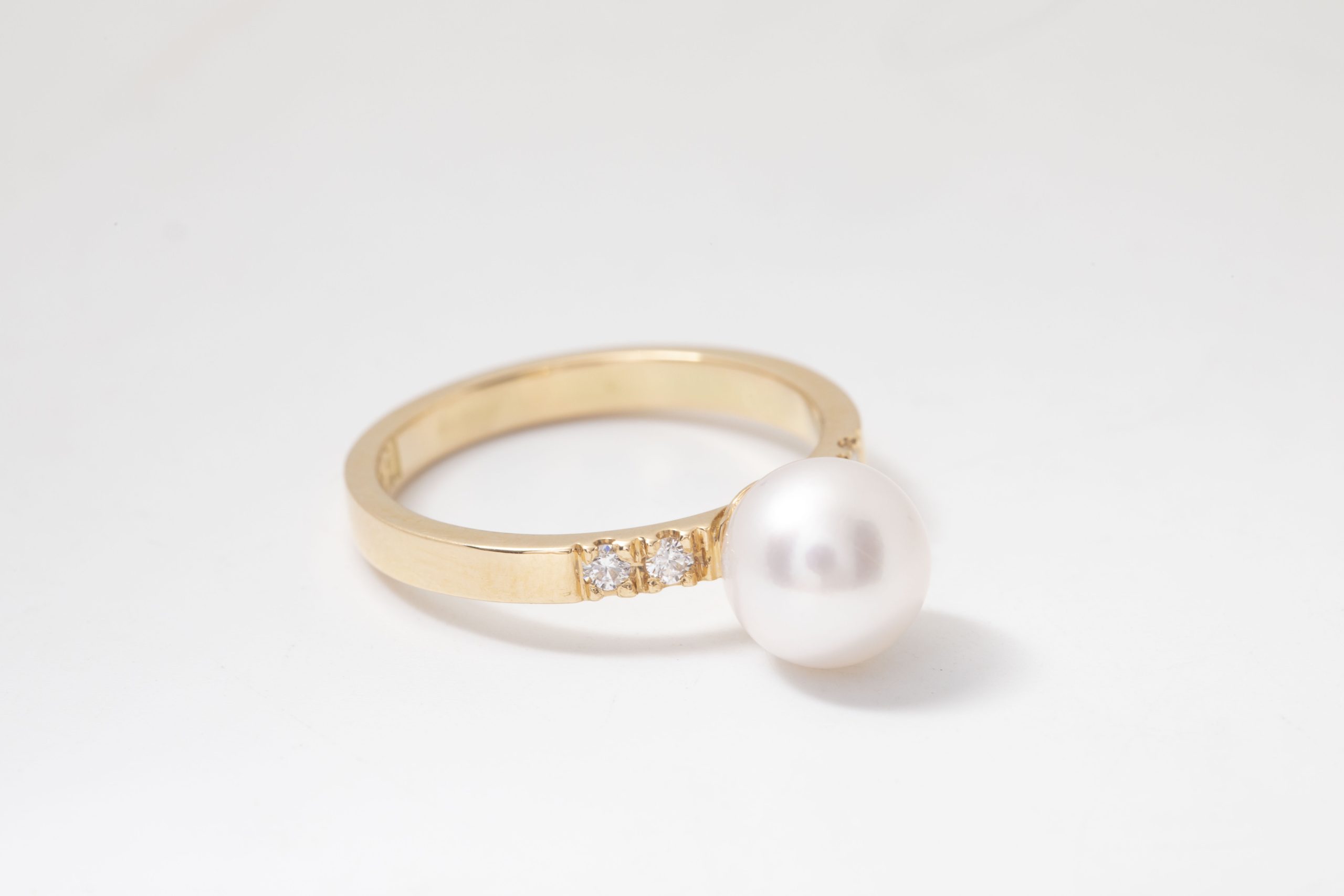 SORTIJA CON PERLA Y BRILLANTES