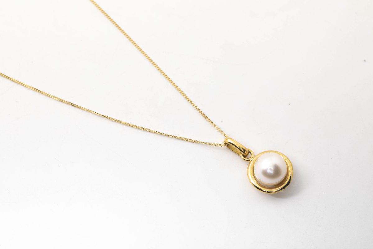 Collar con perla en oro amarillo