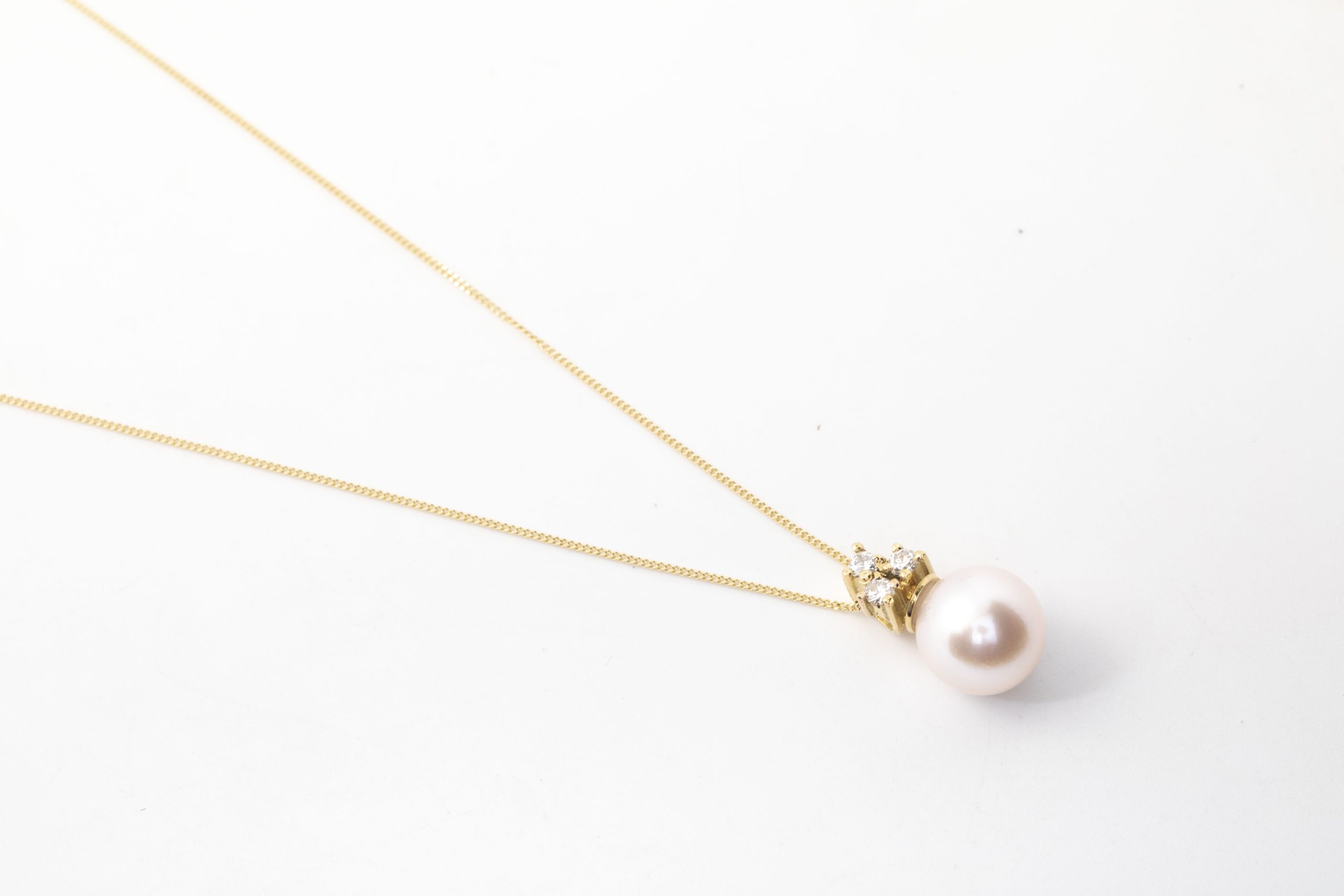 DIJE CON PERLA Y BRILLANTES CON CADENA