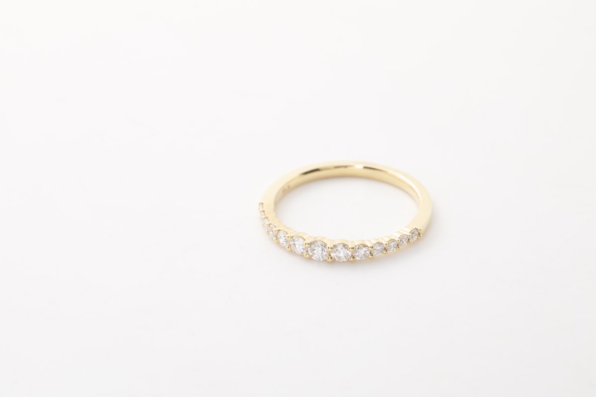 Anillo con diamantes en degradé en oro amarillo
