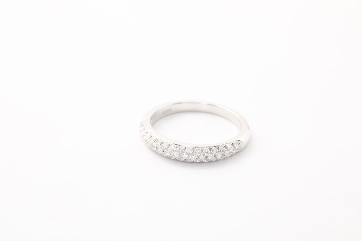 Anillo en oro blanco con brillantes