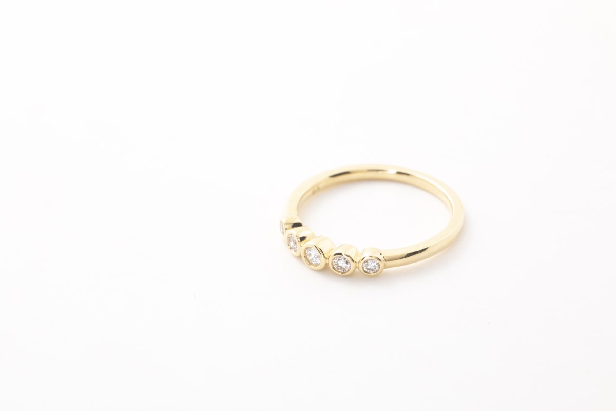 Anillo en oro amarillo con brillantes