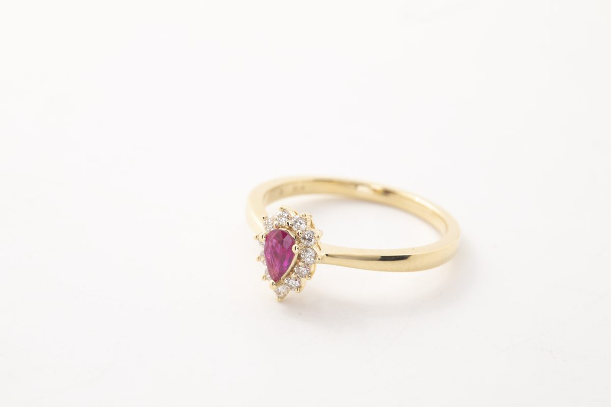 Anillo con un rubí y brillantes