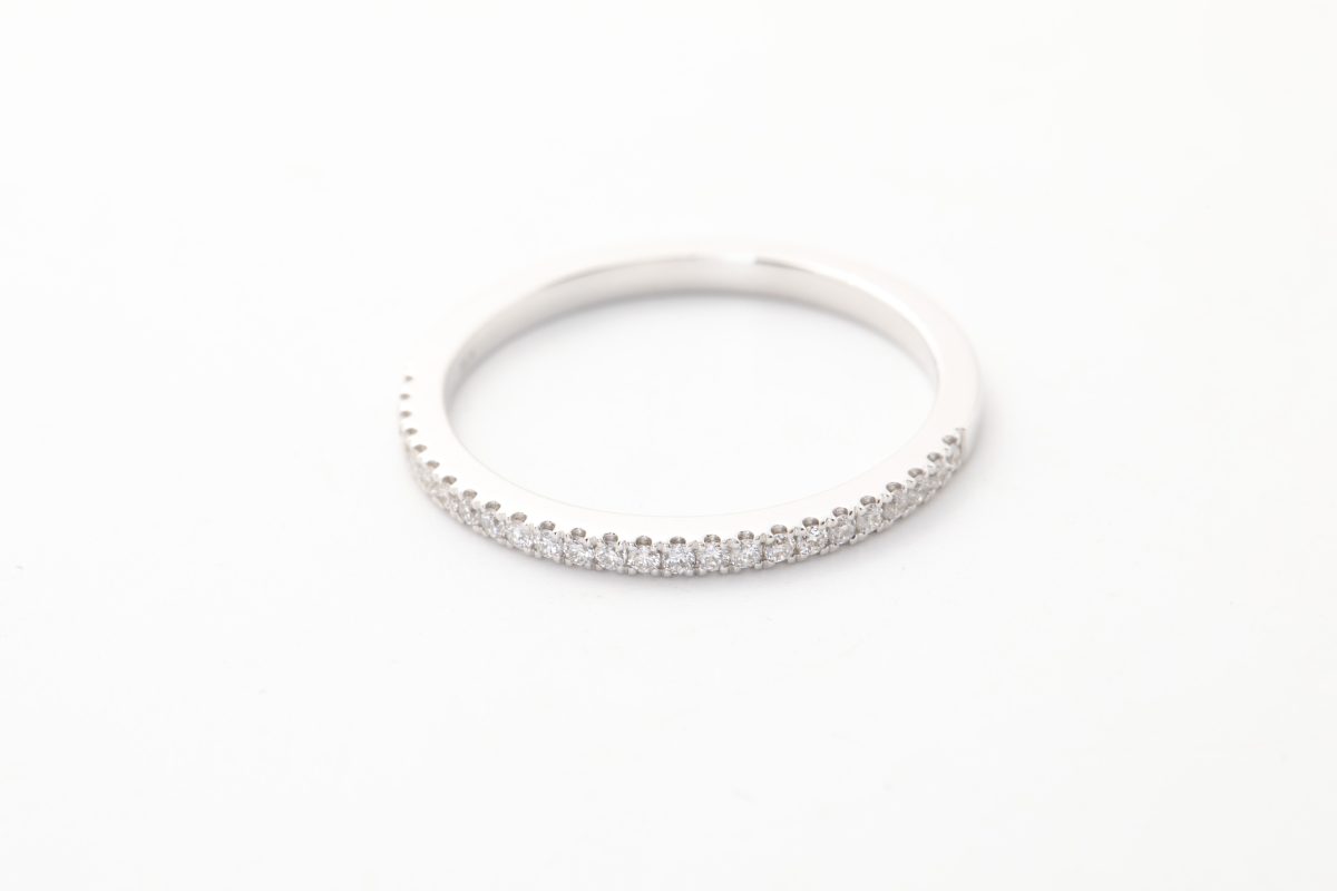 Anillo rivier en oro blanco