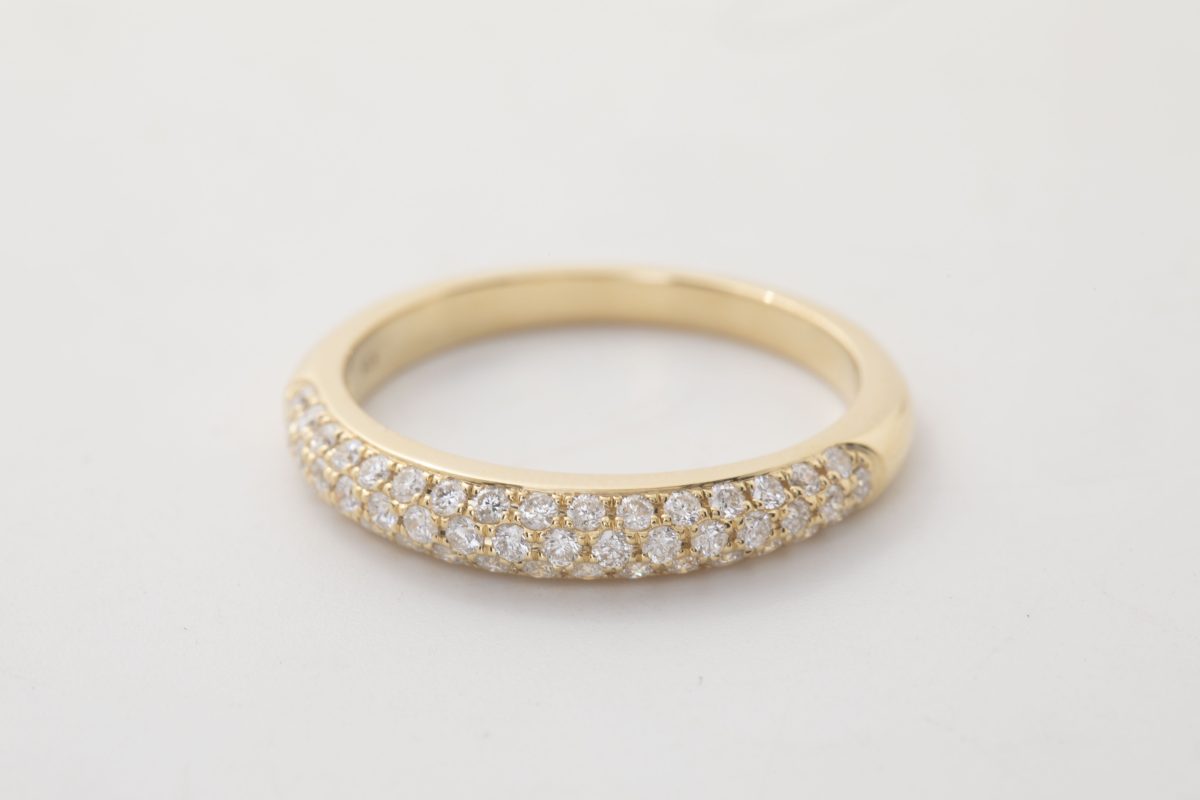 Anillo con brillantes en oro amarillo