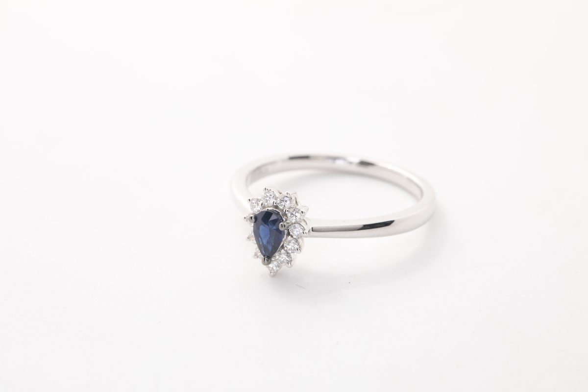 Anillo con un zafiro y brillantes