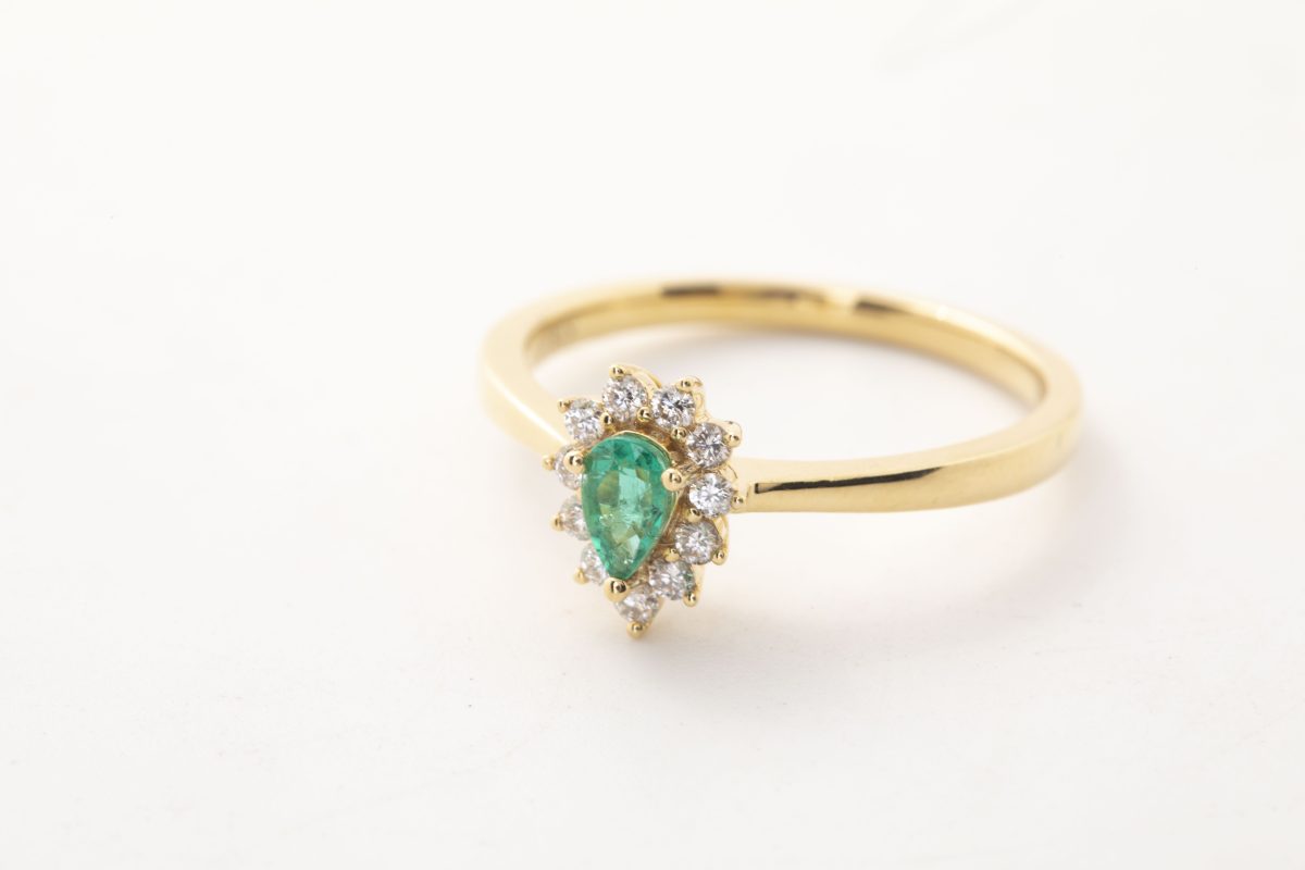 Anillo con una esmeralda y brillantes