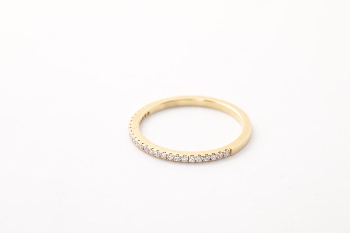 Anillo rivier en oro amarillo