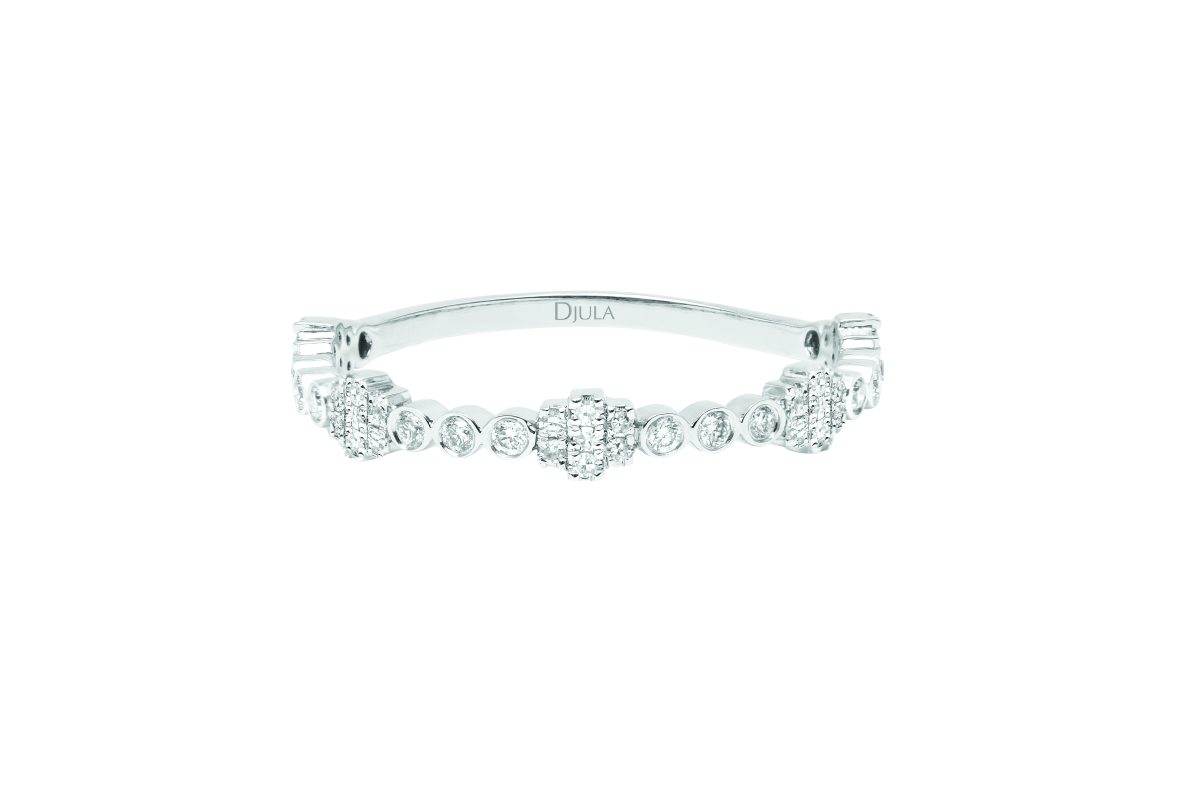 Anillo Djula con brillantes en oro blanco