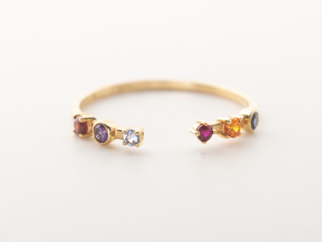 Anillo con topacios de colores