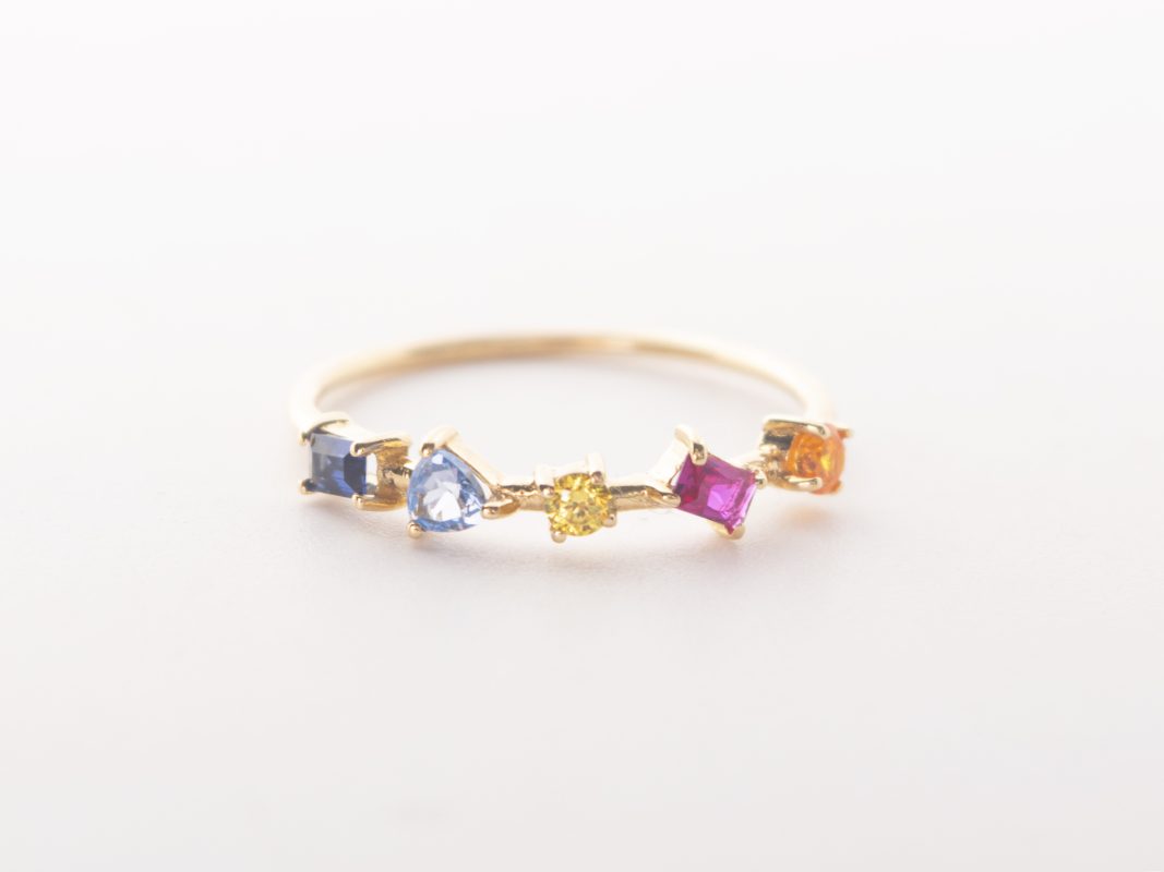 Anillo con topacios de colores